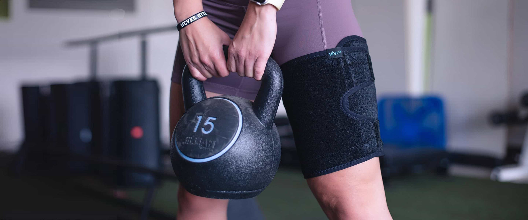 Lifting wearing thigh brace