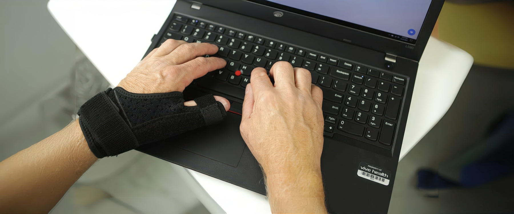 using laptop with thumb brace