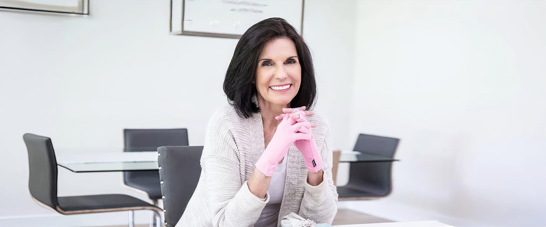 woman wearing arthritis gloves
